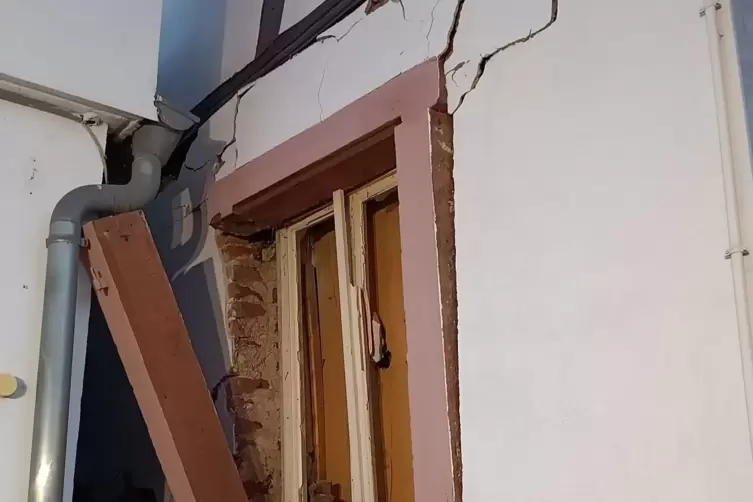 Das Fachwerkhaus ist einsturzgef&auml;hrdet,