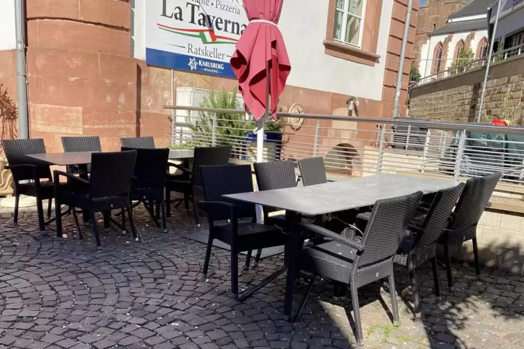 Glasscherbene liegen auf den Tischen und St&uuml;hlen der Pizzeria &bdquo;La Taverna&ldquo;