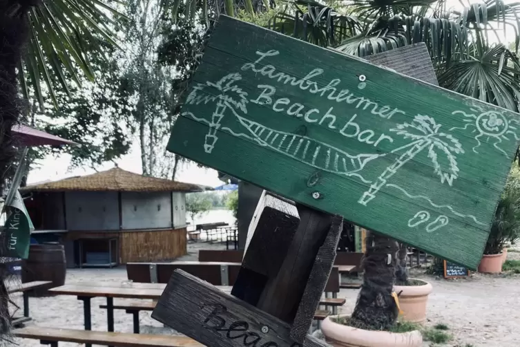 Die Beachbar ist eine Institution und lockt G&auml;ste nachmittgs und abends an den See. 