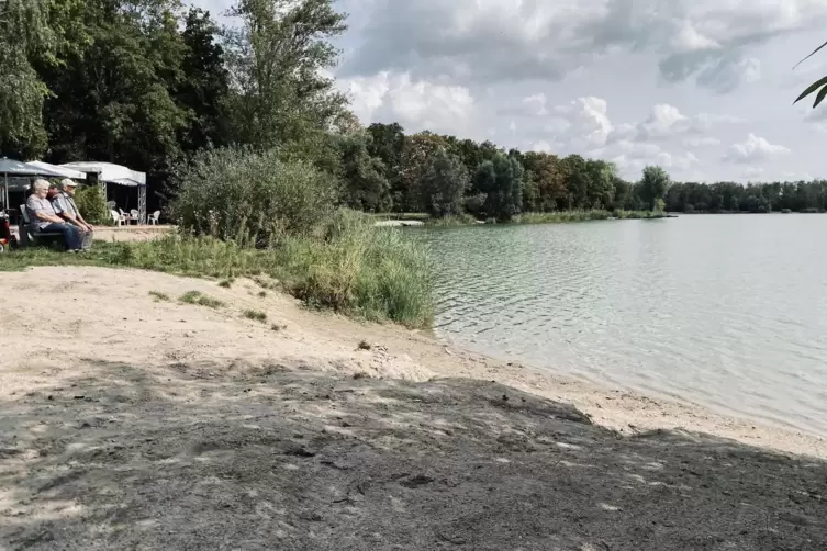 Auch wenn es hier nicht so aussieht: Bei hei&szlig;en Temperaturen, ist die Badezone des Lambsheimer Weihers gut gef&uuml;llt. 