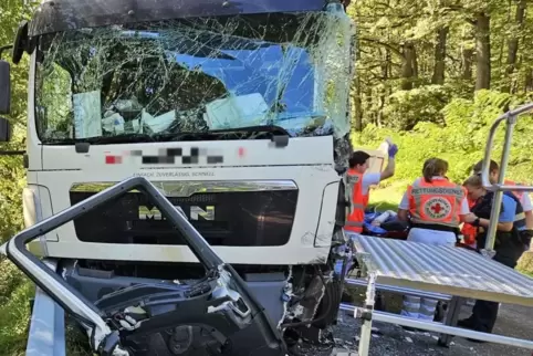 Ein 29 Jahre Lastwagenfahrer wurde in seinem Führerhaus eingeklemmt. 