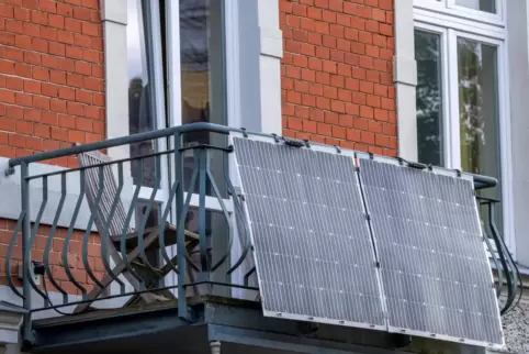 Solarmodule für ein sogenanntes Balkonkraftwerk sollen künftig bezuschusst werden. 