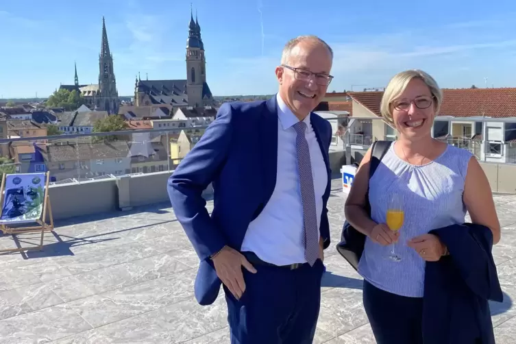 Auf der Dachterrasse: Oberb&uuml;rgermeisterin Stefanie Seiler mit Vorstandssprecher Till Me&szlig;mer.