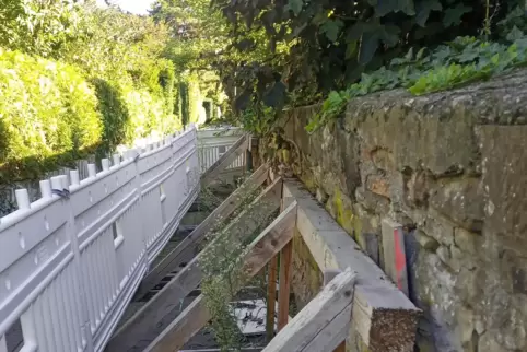 Als Sofortmaßnahme ist der einsturzgefährdete Abschnitt der Mauer im Frühjahr abgestützt worden. 