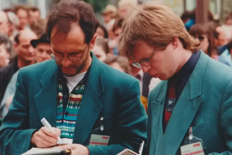 Das Foto zeigt Georg Altherr (in der Mitte rechts) in den 1990er Jahren bei einem Auftritt des damaligen Bundeskanzlers Helmut K