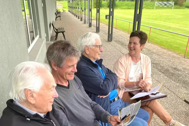 Hermann Frech, Fritz Garrecht, G&uuml;nter L&ouml;hlein und Manuela Laub (von links) unterhalten sich &uuml;ber die Anf&auml;nge und die Zukunft der
