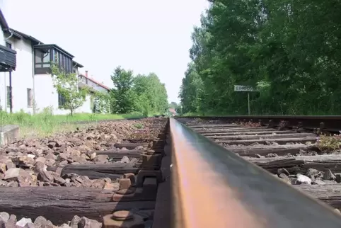 Rechts das bestehende Gleis, links das Schotterbett des abgebauten Gleises in Höhe des Bahnhofs Einöd.