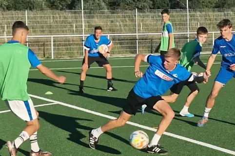 Das Arbeiten mit dem Ball, hier im Training der Deidesheimer B-Junioren, ist Coach Tobias Weis (im Hintergrund) besonders wichti