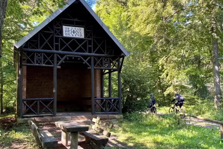 Lädt seit 1913 zur Rast: Schutzhütte an den drei Eichen. 