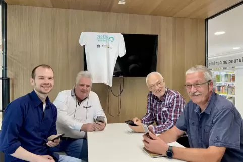 Kompetente Helfer in der Not: die Digitalbotschafter Fabian Steinhübel, Günter John, Jürgen Soltau und Frank Wiening (von links)