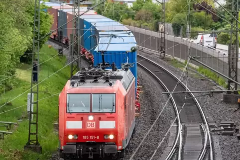 Eine neue Güterbahntrasse will die Bahn zwischen Mannheim und Karlsruhe bauen. Die nach wie vor offene Frage ist, wo diese verla