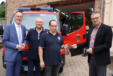 Schlüsselübergabe in Marienthal. Von links: Innenminister Michael Ebling, Thomas Bauer, Waldemar Keip und Bürgermeister Michael 