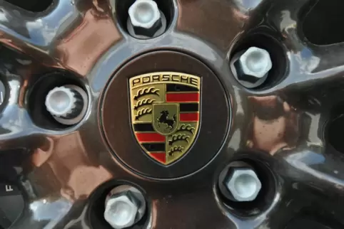 Porsche: Mit seinem Auto fuhr ein 80-Jähriger im April ein halsbrecherisches Überholmanöver.