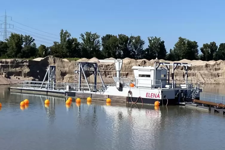 Auf den Namen Elena ist am Mittwoch im Kieswerk Bonnau das Baggerschiff getauft worden.