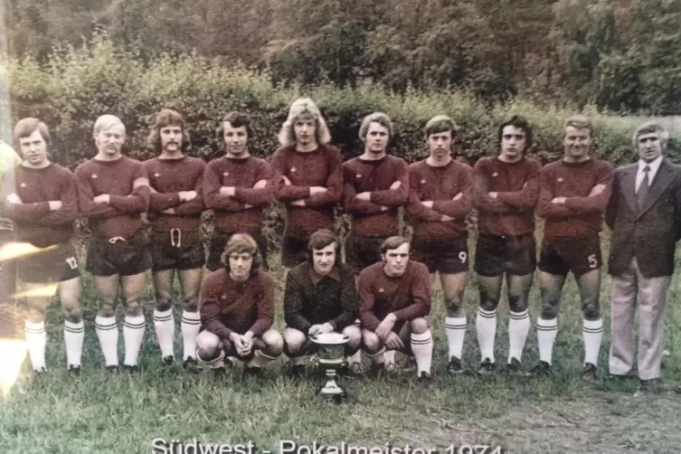 Goldene Zeiten – in der Saison 1973/74 gewann der FC Rodalben mit dieser Mannschaft den erstmals ausgespielten Pokal des Südwest