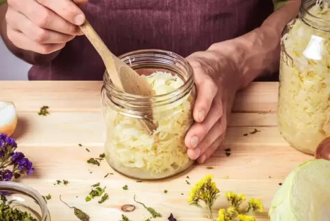 Gesund, günstig, vielseitig und auch recht einfach selbst herzustellen: Sauerkraut. 