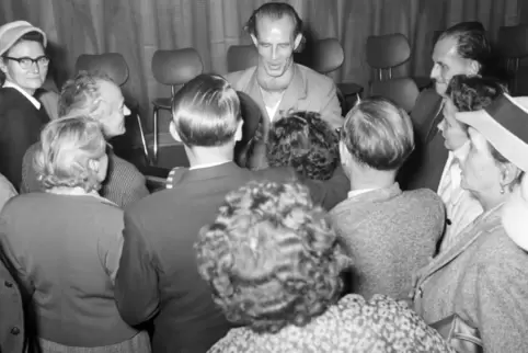 Von Anhängern umringt: „Wunderdoktor“ Bruno Gröning 1957 am Landgericht München, wo er wegen unerlaubter Ausübung der Heilkunde 