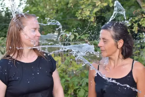 Splash: Marielle Amsbeck (links) und Giuseppina Tragni geben für ihr Projekt alles – und dem Wasser zumindest im Foto für einen 