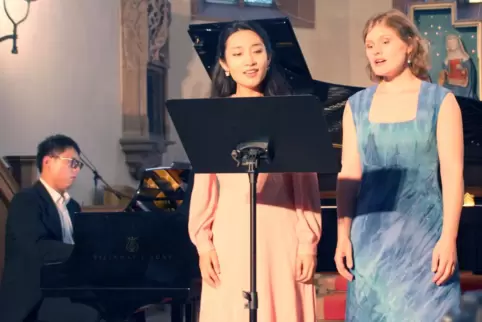 Hyerin Park und Johanna Beier (rechts), Gesangsstudentinnen der Mannheimer Musikhochschule, beim Werkstattkonzert in Kirchheim. 