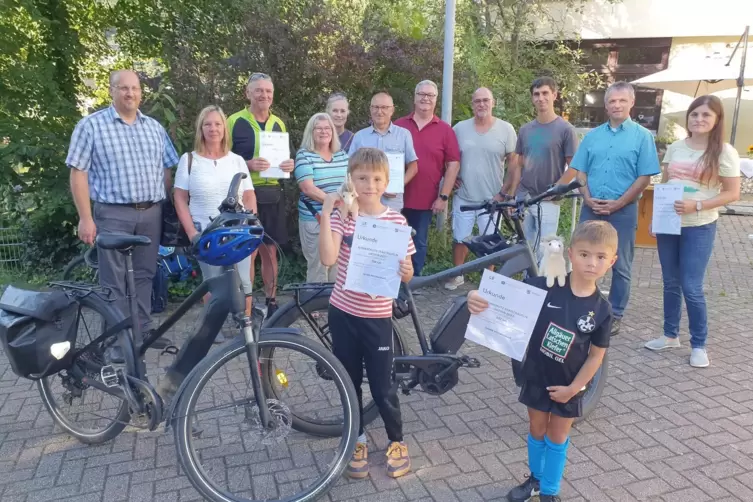 Stolz auf ihre Leistung: Radfahrerinnen und -fahrer bei der Siegerehrung des Stadtradelns 2023. 