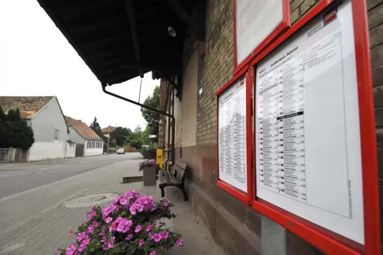 Am alten Bahnhof in Großkarlbach halten Linienbusse. Die SPD-Fraktion findet, man sollte das Gelände vorschlagen für einen spezi