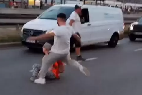 Ein Twitter-Video zeigt: Ein Autofahrer attackiert Klimaaktivisten bei einem Protest in Mannheim.