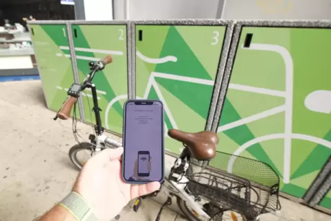 Jeder, der ein Handy mit Android- oder iOS-Betriebssystem hat, kann sein Fahrrad per QR-Code und App in den grünen Boxen parken.