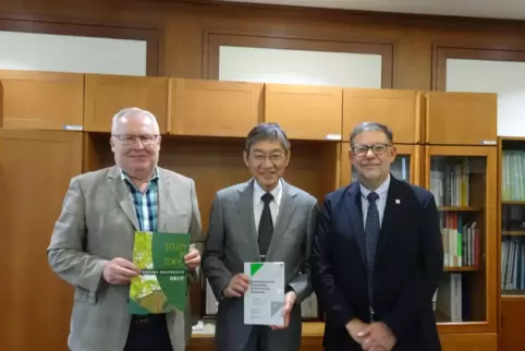 In Tokyo trafen sich die Professoren Walter Ruda, Noriyuki Takahashi (Präsident Musashi Universität) und Rubén Ascuá (von links)