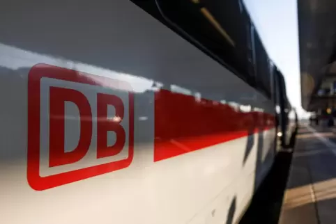 An Bahnstrecken brannten Kabelschächte, weswegen Züge ausfielen und umgeleitet wurden. 