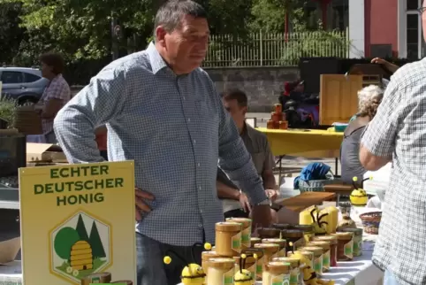 Heimischer Honig in vielen Varianten und etliche weitere Imkerei-Produkte werden angeboten. 