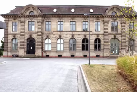 Die VHS teilt sich das Gebäude in der Maximilianstraße 7 mit Stadtarchiv und Museum. 