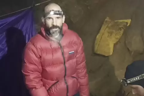 Mit einem Video konnte sich der amerikanische Höhlenforscher Mark Dickey nach tagelanger Ungewissheit erstmals melden.