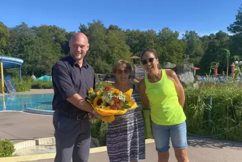  Bürgermeister Dennis Nitsche und Martina Fuhrmann (rechts), Fachangestellte der Bäderbetriebe, begrüßen Rita Geißer aus Wörth a