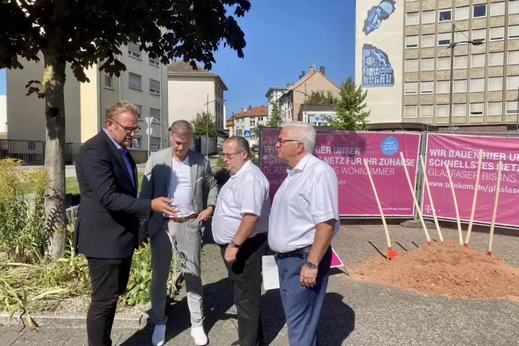 Oberbürgermeister Markus Zwick (links) begutachtet das Glasfaserbündel zusammen mit Bürgermeister Michael Maas, Steffen Schäfer,