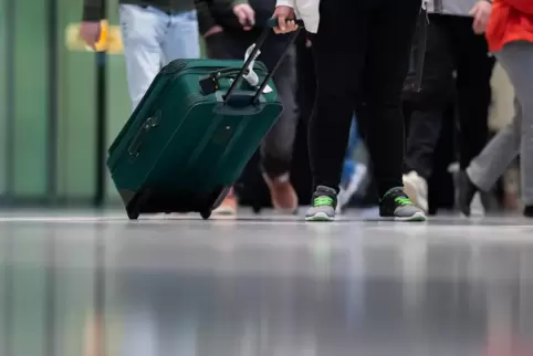 Ein Mann, gegen den ein Vollstreckungsauftrag lief, ist von der Bundespolizei am Stuttgarter Flughafen um 4455 Euro erleichtert 