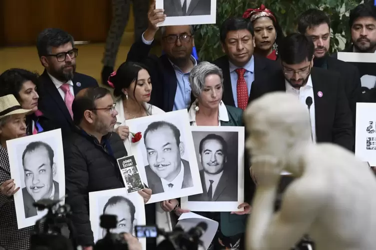 Valparaiso: Abgeordnete halten am Tag der Verschleppten Bilder von Parlamentariern hoch, die während der Diktatur in Chile versc