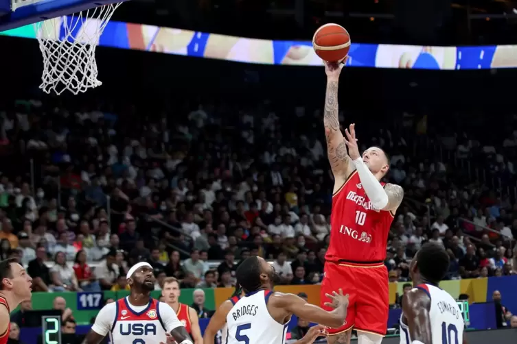 Überragend: Deutschland um Daniel Theis schlägt die USA im Halbfinale der Basketball-WM. 