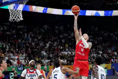 Überragend: Deutschland um Daniel Theis schlägt die USA im Halbfinale der Basketball-WM. 
