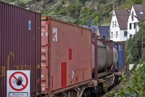 In der Vorderpfalz nicht erwünscht: Güterverkehr in der Nähe von Wohnbebauung. Das Foto zeigt einen Güterzug, der an Häusern von