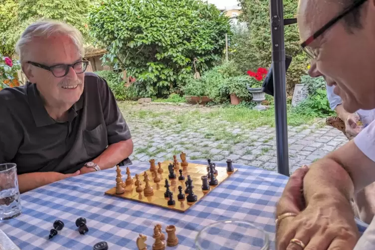 Gr&uuml;beln im schattigen Hof: Gr&uuml;nen-Sprecher Gerhard Bruder (links) und B&uuml;rgermeister Bernd Kn&ouml;ppel.