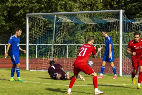 Szene aus dem Topduell in Eisenberg: Dirmsteins Kevin Kaspar (Nummer 21) feiert seinen Teamkollegen Ronny Kraus für dessen Tor z