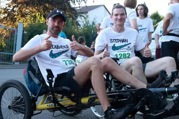 Stephan Schabacher aus Rodalben (links) und Alexander Holzheim aus Hinterweidenthal fahren die f&uuml;nf Kilometer mit dem Dreirad st