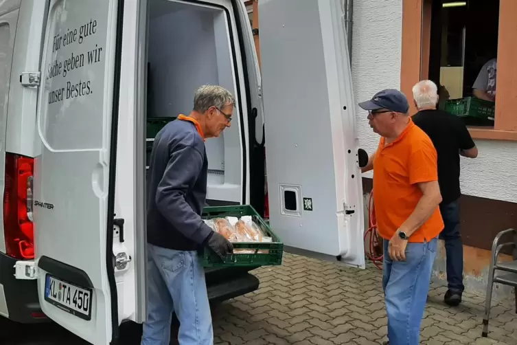 Eingespieltes Team: In Enkenbach-Alsenborn klappern die Männer die Supermärkte mit dem neuen Kühlwagen ab und liefern die Waren 