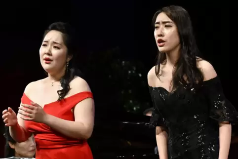 Die Siegerin Hanna Kim Koo (im roten Kleid) im Duett mit Yuexi Wu, der Drittplatzierten und zugleich jüngsten Teilnehmerin in di