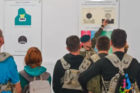 Das Militär darf natürlich noch in die Schulen. 