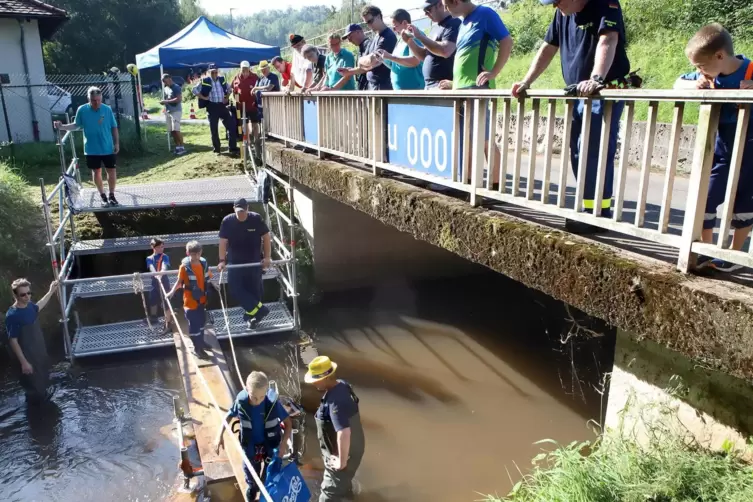  Anspruchsvoll war die Station an der Gr&auml;fenhausener Br&uuml;cke. Eine Schwimmbr&uuml;cke wurde &uuml;berquert. 
