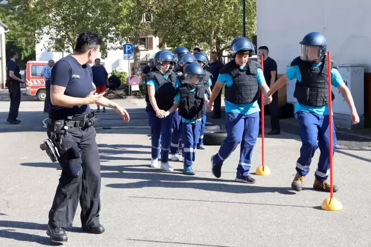  Die Bundespolizei hatte in Albersweiler einen Hindernisparcours aufgebaut, der im Team zu bew&auml;ltigen war. Kinder aus V&ouml;lkesweil