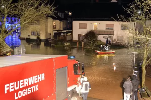 2018 war die Ortsmitte von Dellfeld überflutet. Die Feuerwehr setzte sogar ein Boot ein.