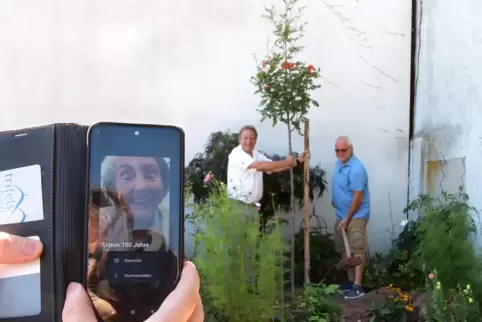 Brigitte Simon erlebte aus der Ferne die Baumpflanzaktion an ihrem Wohnort in Völkersweiler. 