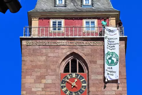 Prominent platziert: Banner von Friidays for Future an der Stiftskirche. 